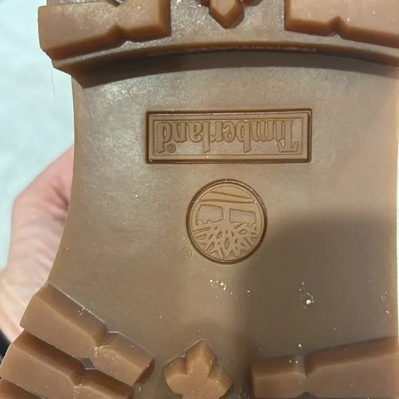 Timberland Green Boots with Gold Details - Picture 9 of 9